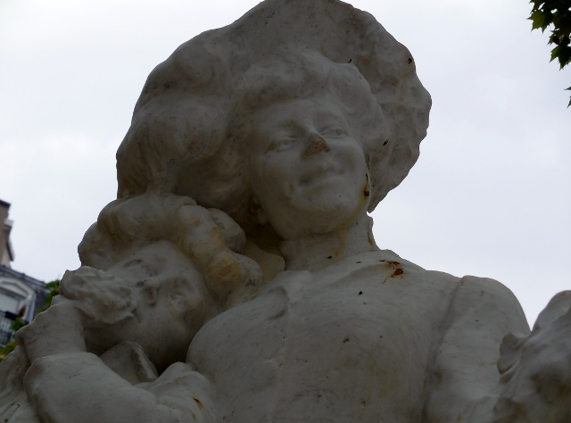 La Sainte Catherine, hommage à L'Ouvrière parisienne dans le Square Montholon