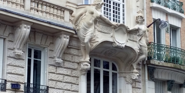 Cariatides en pied 16 rue d'Abbeville 75010