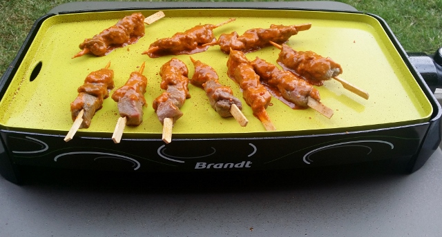 Crevettes, mini-brochettes et merguez à la Plancha