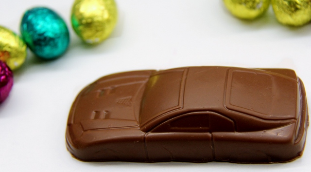 Chasser à Pâques Chasse aus Voitures en chocolat Atelier Renault