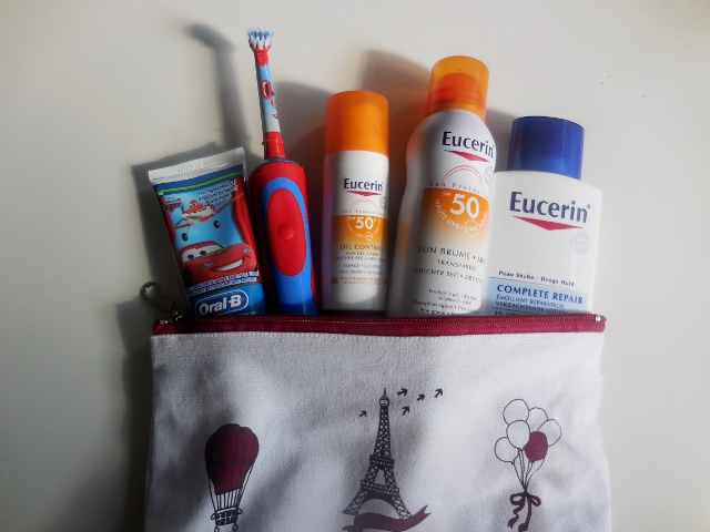 Dans sa trousse de toilette (2)