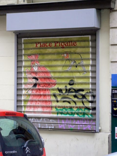 Les rideaux métalliques de la rue Cavalotti