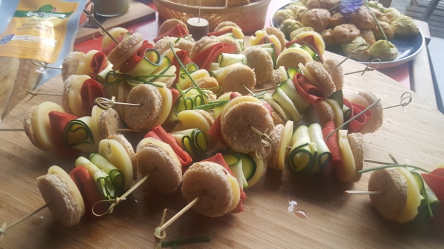 Charcuteries, fromages, fruits secs, boissons végétales, terrines végétales, biscuits, chocolats... Les marques Bonneterre, Evernat, Le Sillon et Tartex ont sorti le grand jeu pour présenter leurs gammes à l'occasion d'un apéritif bio. Non seulement j'ignorais qu'il existait tant de produits dans chaque marque (les magasins spécialisés bio sont rares par chez moi), mais ne plus tous ce que j'ai goûté était très bon d'un point de vue gustatif.