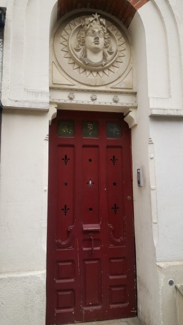 Femme Lumière 64 rue du Mont Cenis