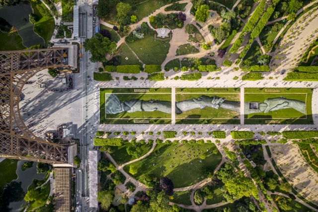 « Beyond Walls », la fresque monumentale de l'artiste Saype au Champ de Mars