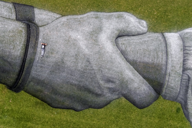 « Beyond Walls », la fresque monumentale de l'artiste Saype au Champ de Mars