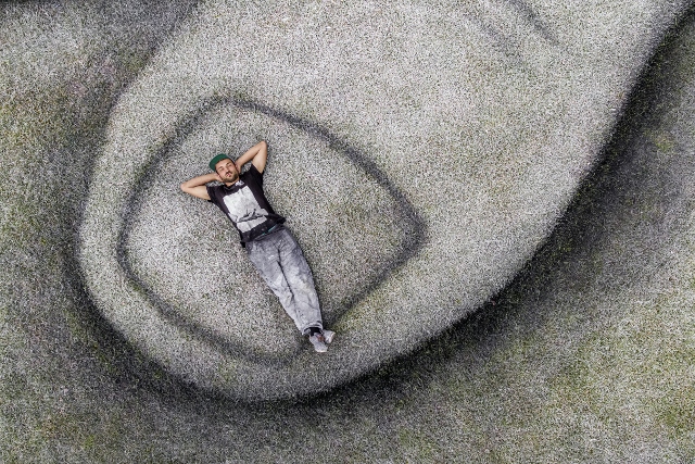 « Beyond Walls », la fresque monumentale de l'artiste Saype au Champ de Mars