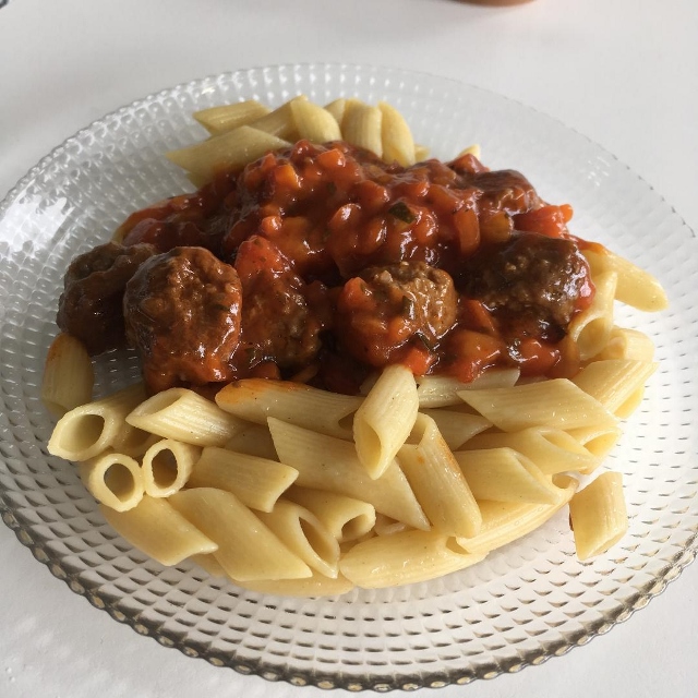 Dietbon Penne et boulettes de bœuf aux légumes et sauce tomate