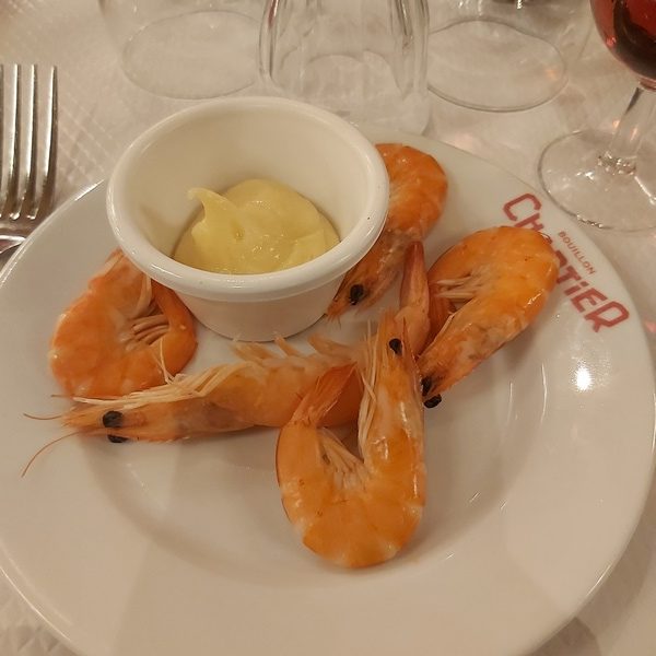 "Il n'est de Bouillon que Chartier" ! Une tradition qui se confirme dans le tout nouveau Bouillon Chartier Gare de l'Est (5 rue du 8 mai 1945). Crevettes roses mayonnaise, escargots, boeuf bourguignon coquillettes, pièce du boucher frittes, et en dessert LA profiterole Chartier ! Le déjeuner était copieux !