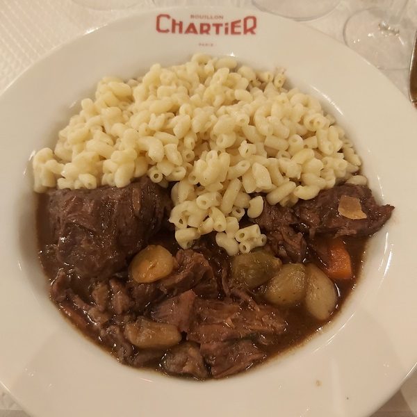 "Il n'est de Bouillon que Chartier" ! Une tradition qui se confirme dans le tout nouveau Bouillon Chartier Gare de l'Est (5 rue du 8 mai 1945). Crevettes roses mayonnaise, escargots, boeuf bourguignon coquillettes, pièce du boucher frittes, et en dessert LA profiterole Chartier ! Le déjeuner était copieux !