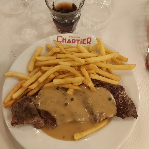 "Il n'est de Bouillon que Chartier" ! Une tradition qui se confirme dans le tout nouveau Bouillon Chartier Gare de l'Est (5 rue du 8 mai 1945). Crevettes roses mayonnaise, escargots, boeuf bourguignon coquillettes, pièce du boucher frittes, et en dessert LA profiterole Chartier ! Le déjeuner était copieux !
