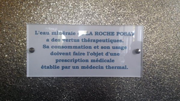 Eau minérale de La Roche Posay directement à la source à sa température d'origine, 13°